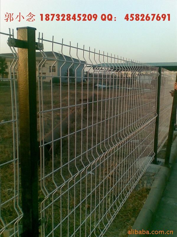 3D folded wire mesh fence