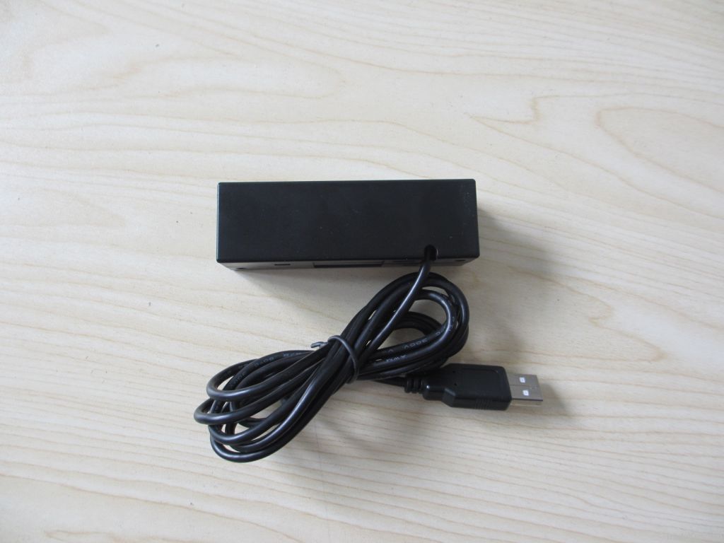 Manual magnetic card reader