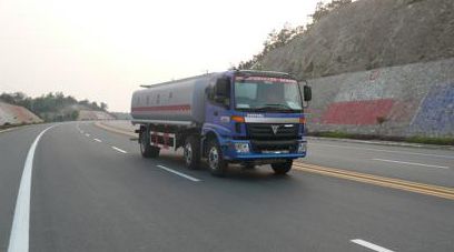 Auman small triaxial tanker truck