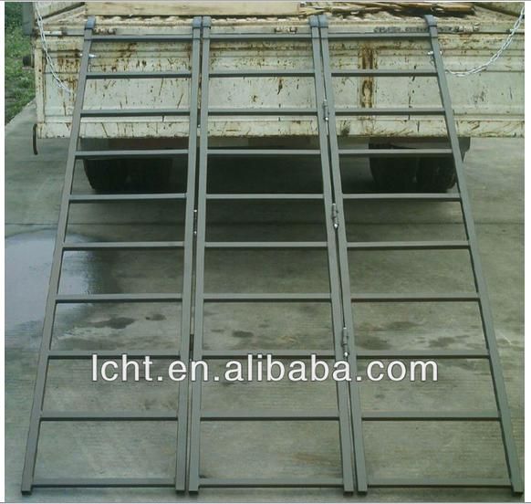 Tri-fold steel loading ramp