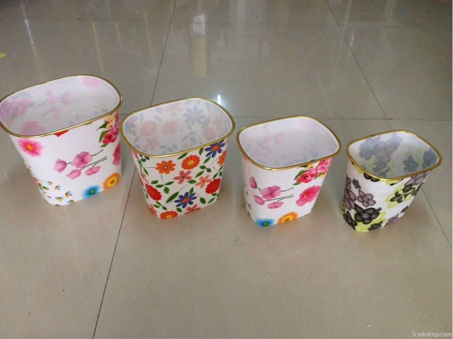 Oval plastic wastebin