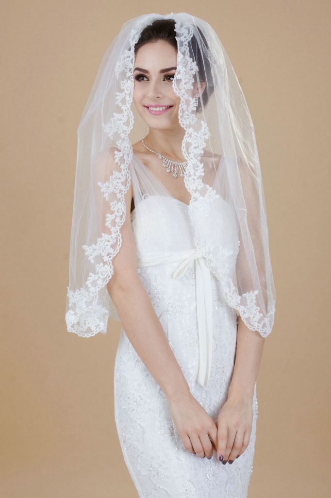 One-tier White / Ivory Fingertip Veil With Lace Applique Edge