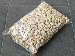 Dried Cashew Nuts, Pistachio Nuts, Almond Nuts Available