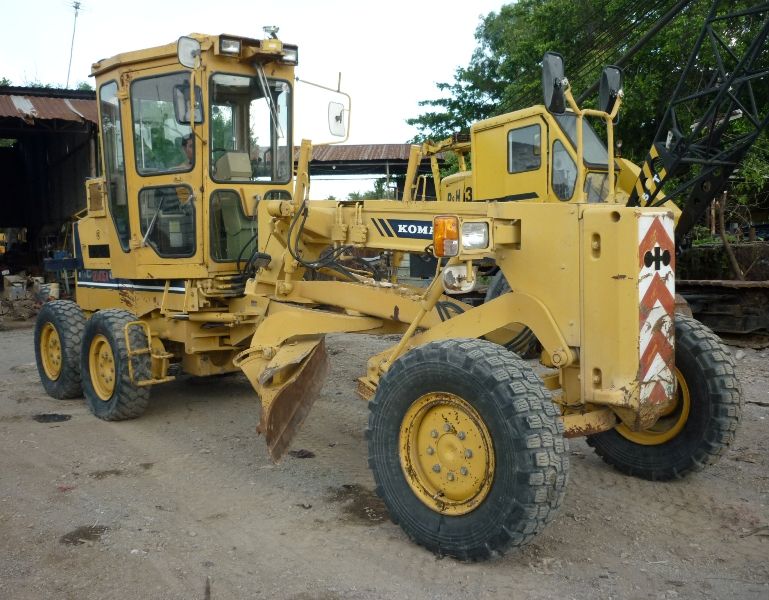 Used Komatsu GD405A-2