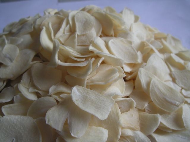 Dehydrated garlic flakes