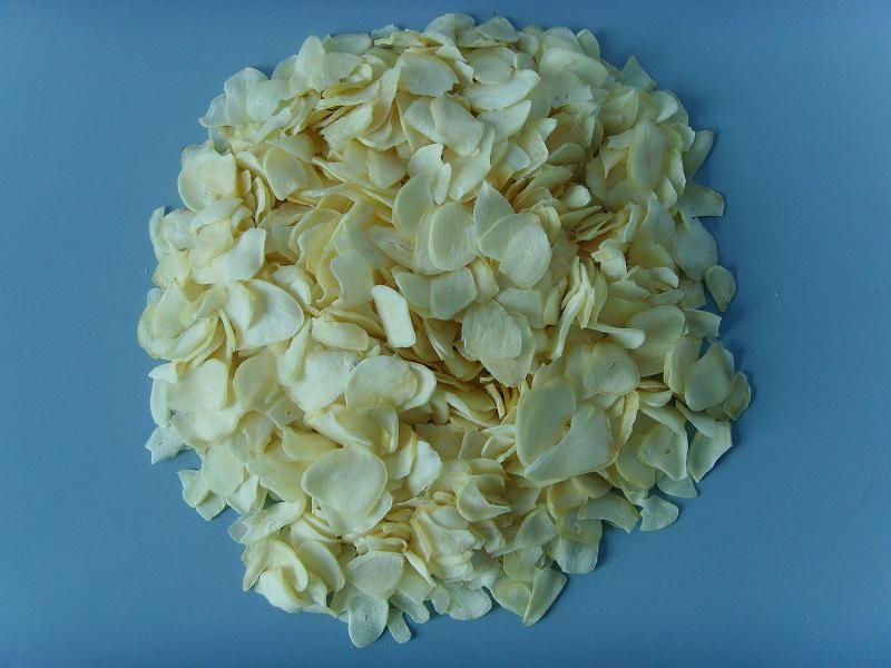 Dehydrated garlic flakes