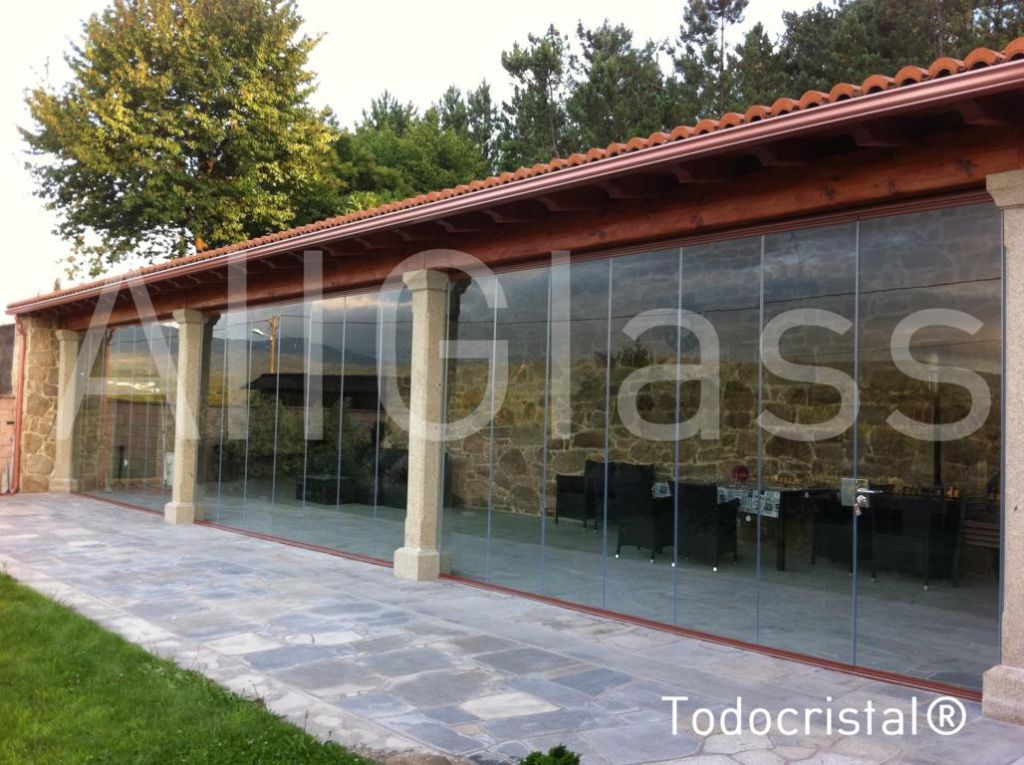 Sliding frameless glazing system