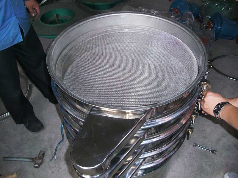 Vibrating sieve for chemical powder processing