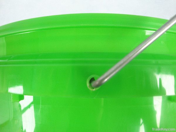 13L plastic bucket with metal handle and lid for paint