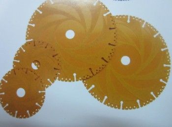 Diamond saw blades with vacuum segments