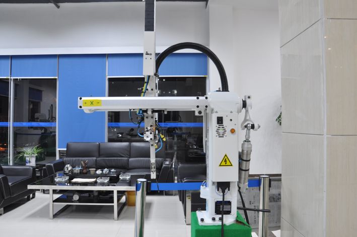 Swing-arm Robot For Injection Molding Machinery Below 180T
