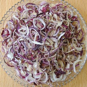 dehydrated red onion flecks 