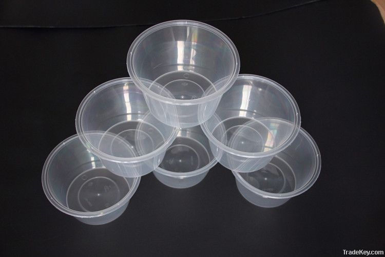 Plastic food storage container