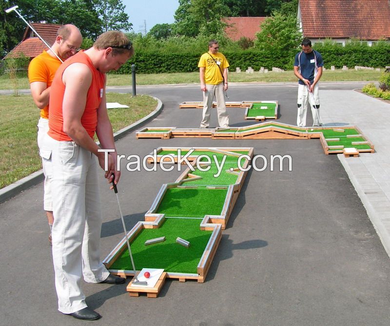 Interchangeable mini golf course