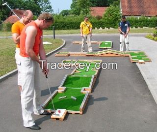 Interchangeable mini golf course