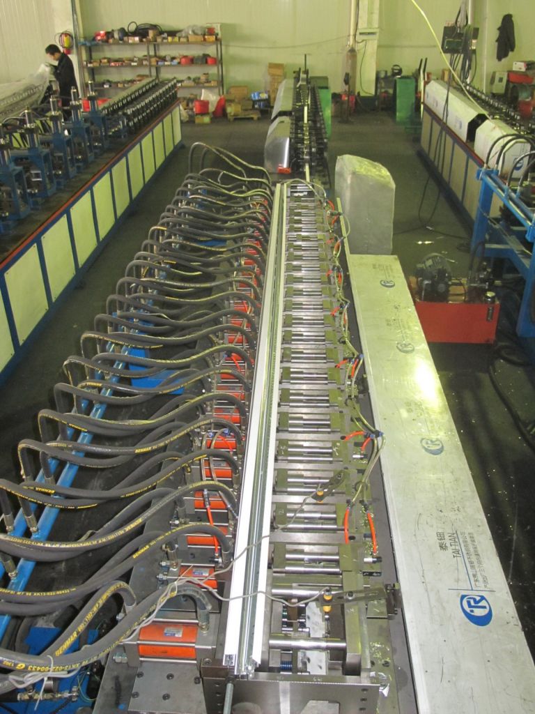 Fully automactic roll forming machine