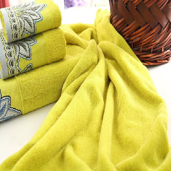 wholesale china high quality 100% cotton embroidery bath towel/yellow color