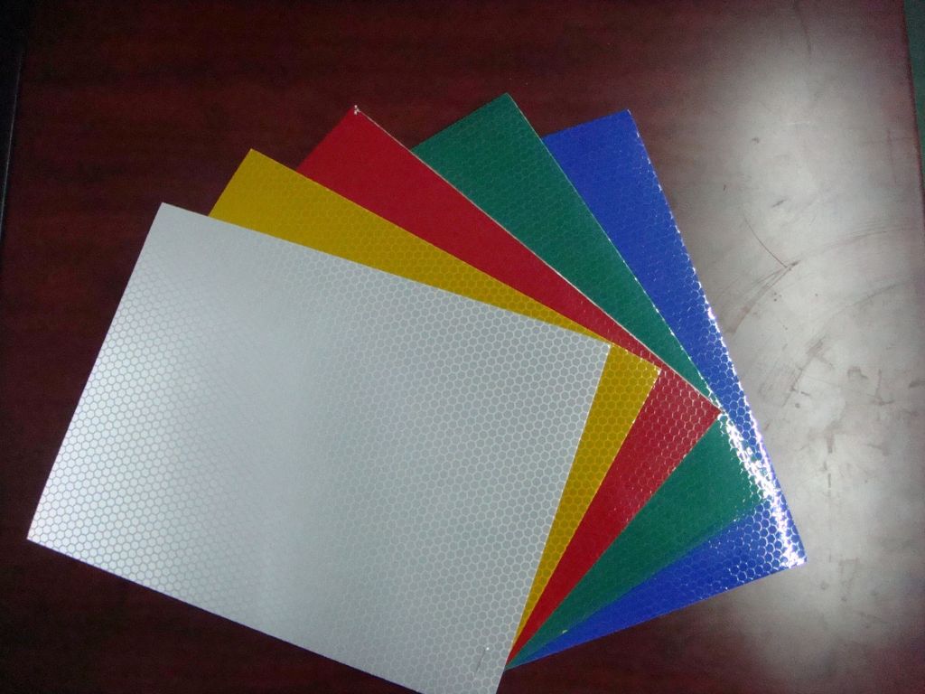 Polyester reflective sheeting, high intensity grade reflecitve film