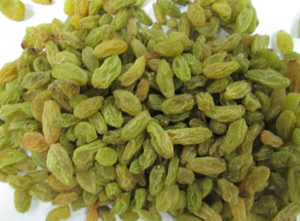 Dried green raisins