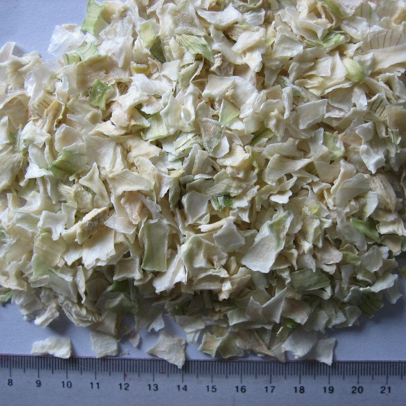 Dried white onion flakes