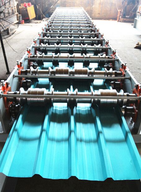 Roll forming machine