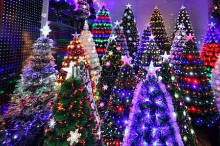 Arbol de Navidad, con luces y estrelles, muchos tamanos y estilos