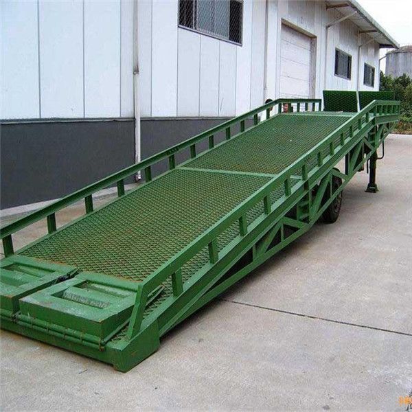 movable loading ramps for trailers