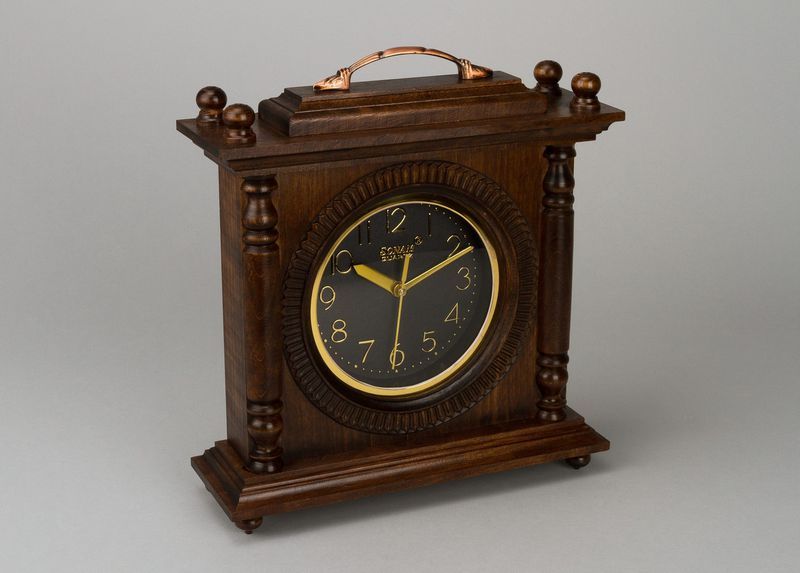 Square desk clock made of wood.