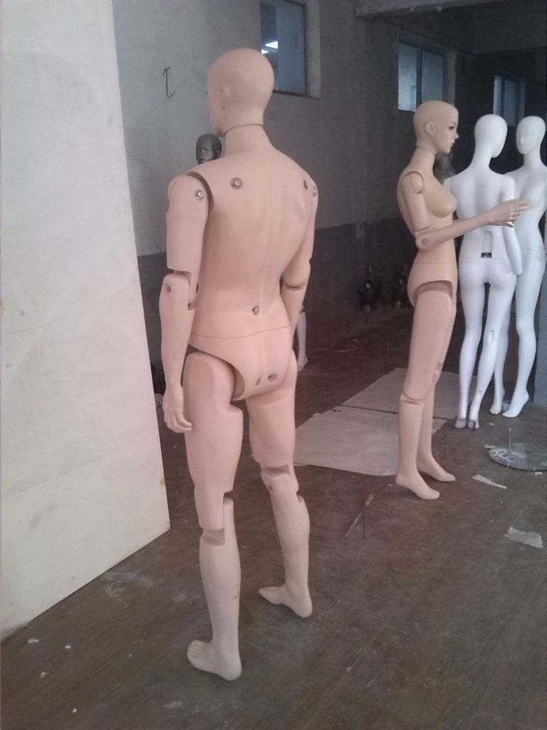 Articulated movable mannequin