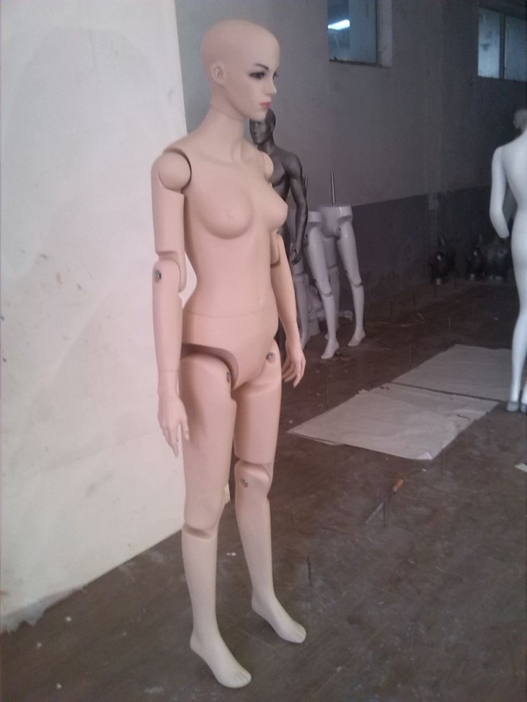 Articulated movable mannequin