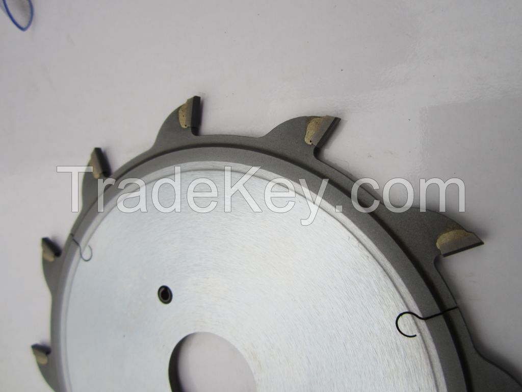 Polycrystalline diamond circular saw blade for scoring