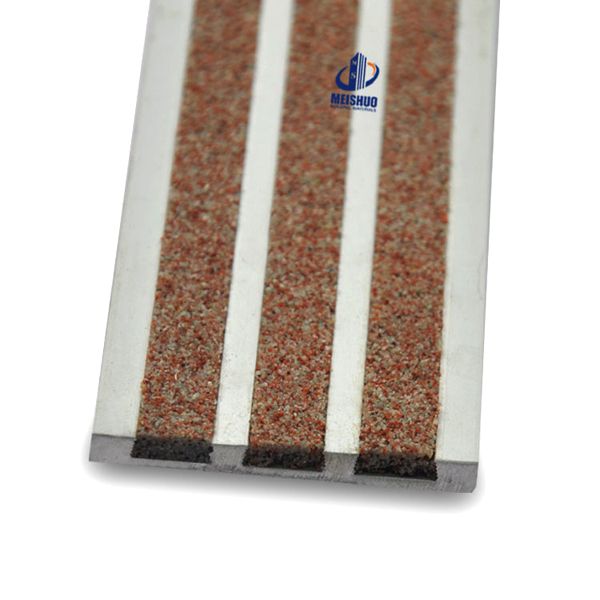 China outdoor use carborundum non slip stair nosing for school