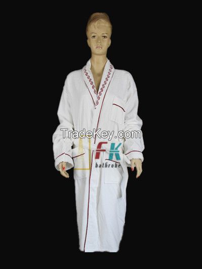 White embroidered with shawl colla velvet pile bathrobe