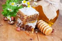 RAW HONEY COMB FOR FUNCTIONAL FOODS CLEAN EATING AND BOTANICAL HEALTH APPLICATIONS