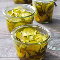 SLICED CUCUMBER PICKLE IN BRINE / GMO FREE / READY TO PACK FOR SUPERMARKETS RESTAURANTS AND WHOLESALE FOOD SERVICE BRANDS