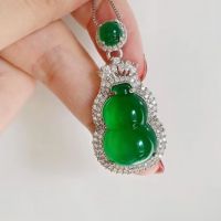 Jewelry pendant inlaid with green chalcedony gourd necklace, elegant jade pendant