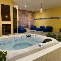 8 Person whirlpool backyard hot tub