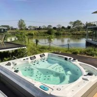 Luxury Jacuzzi Hot Tub for 7 Persons