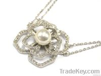 Flower pendant necklace