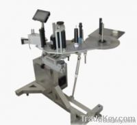 Flat side labeling machine