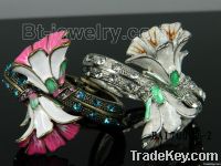 Fancy flower bangle