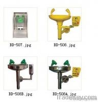 Wall mounted eyewash