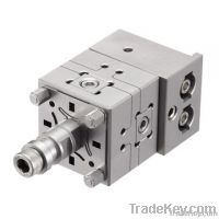 rotatable pendulum vise for holding workpieces