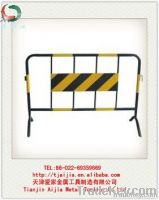 Temporary metal barrier for control traffic safety