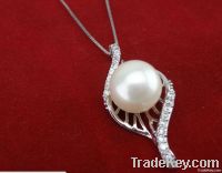 Button pearl pendant with charming design